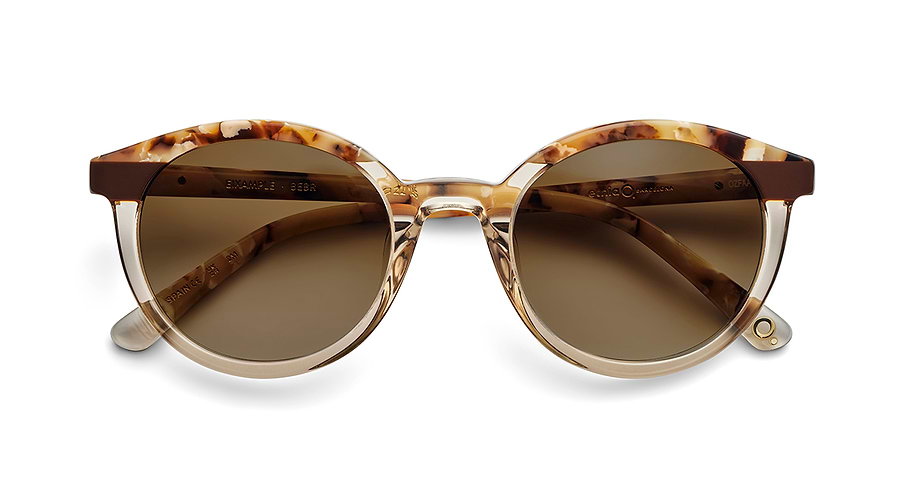 Das Bild zeigt die Sonnenbrille EIXAMPLE BEBR von der Marke Etnia Barcelona in beige transparent.